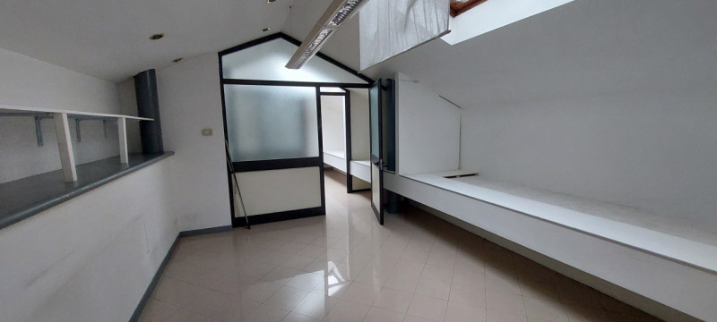 Piazzola sul Brenta, proponiamo in AFFITTO ufficio in zona centralissima, al piano primo e second...