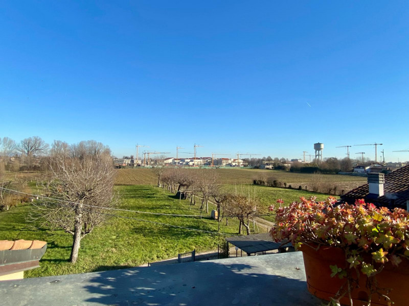 Immersa nel verde di Casale e situata a breve distanza dal centro di Vicenza, questa porzione di ...