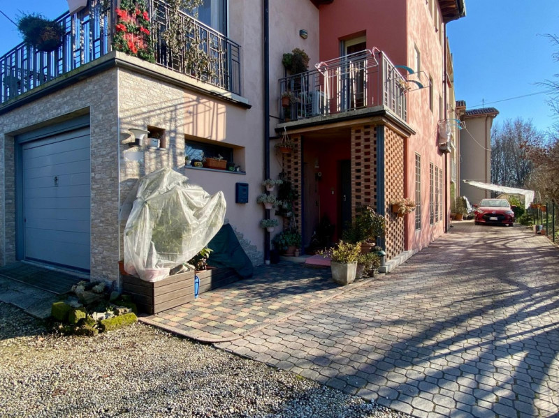 Immersa nel verde di Casale e situata a breve distanza dal centro di Vicenza, questa porzione di ...