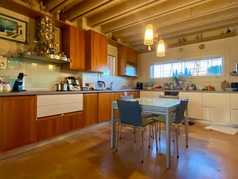 Immersa nel verde di Casale e situata a breve distanza dal centro di Vicenza, questa porzione di ...