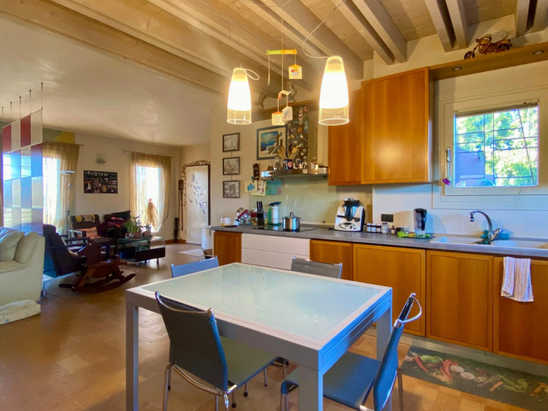 Immersa nel verde di Casale e situata a breve distanza dal centro di Vicenza, questa porzione di ...