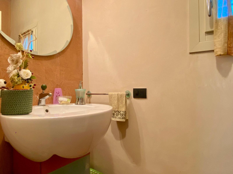 Immersa nel verde di Casale e situata a breve distanza dal centro di Vicenza, questa porzione di ...