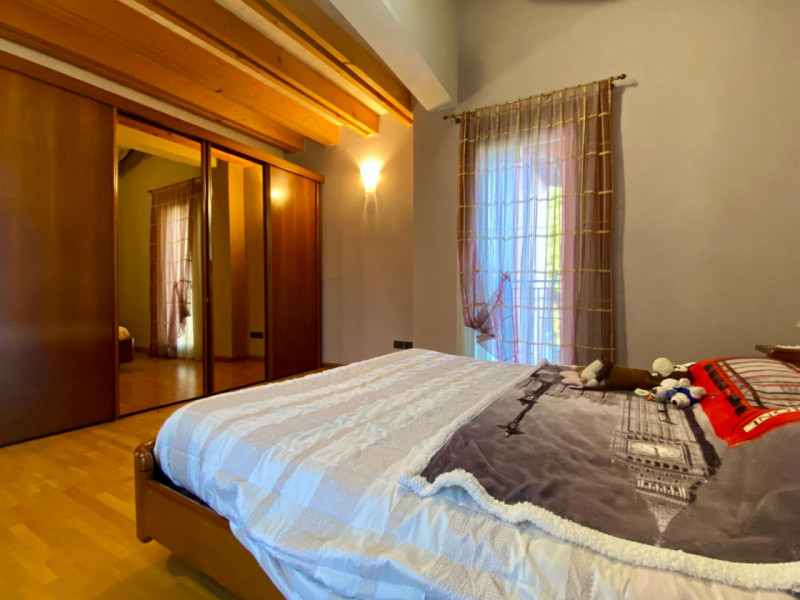 Immersa nel verde di Casale e situata a breve distanza dal centro di Vicenza, questa porzione di ...