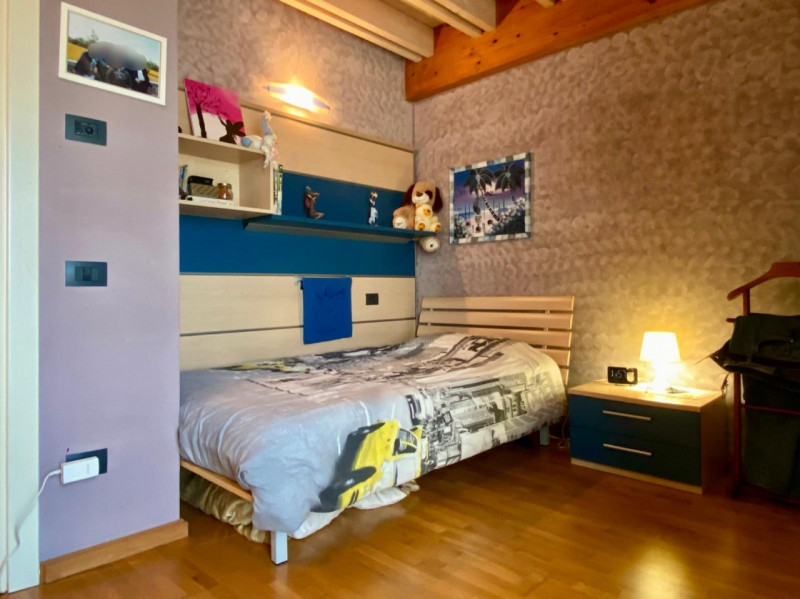 Immersa nel verde di Casale e situata a breve distanza dal centro di Vicenza, questa porzione di ...