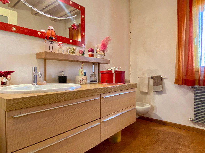 Immersa nel verde di Casale e situata a breve distanza dal centro di Vicenza, questa porzione di ...