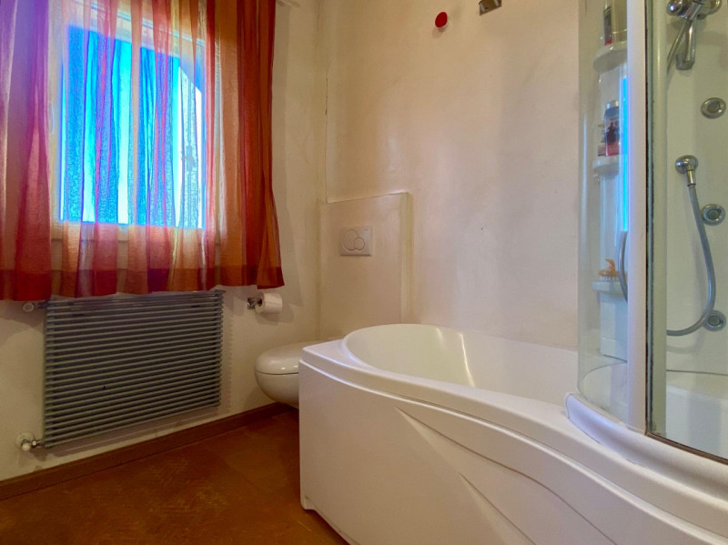 Immersa nel verde di Casale e situata a breve distanza dal centro di Vicenza, questa porzione di ...