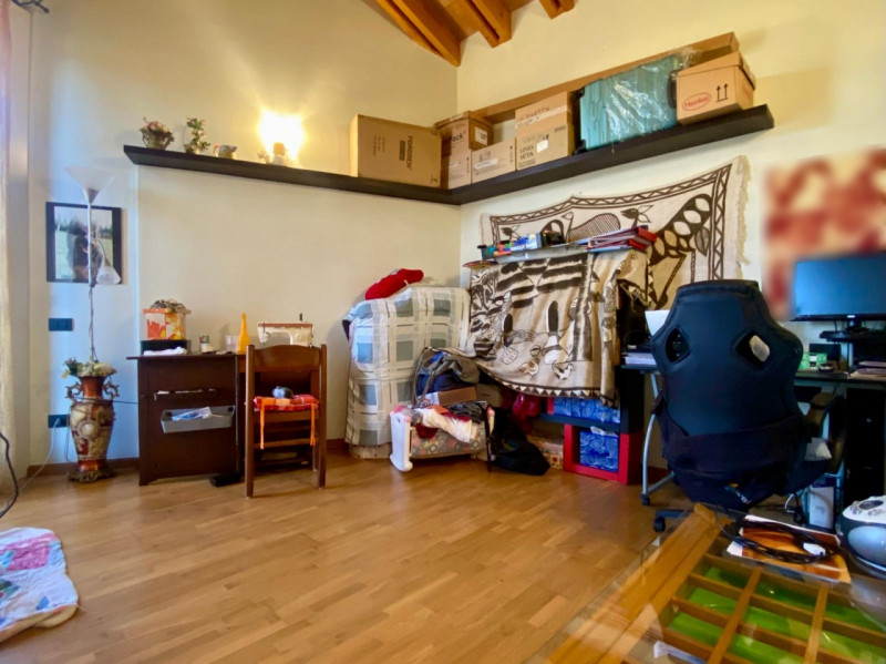 Immersa nel verde di Casale e situata a breve distanza dal centro di Vicenza, questa porzione di ...