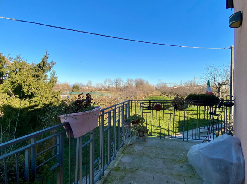 Immersa nel verde di Casale e situata a breve distanza dal centro di Vicenza, questa porzione di ...