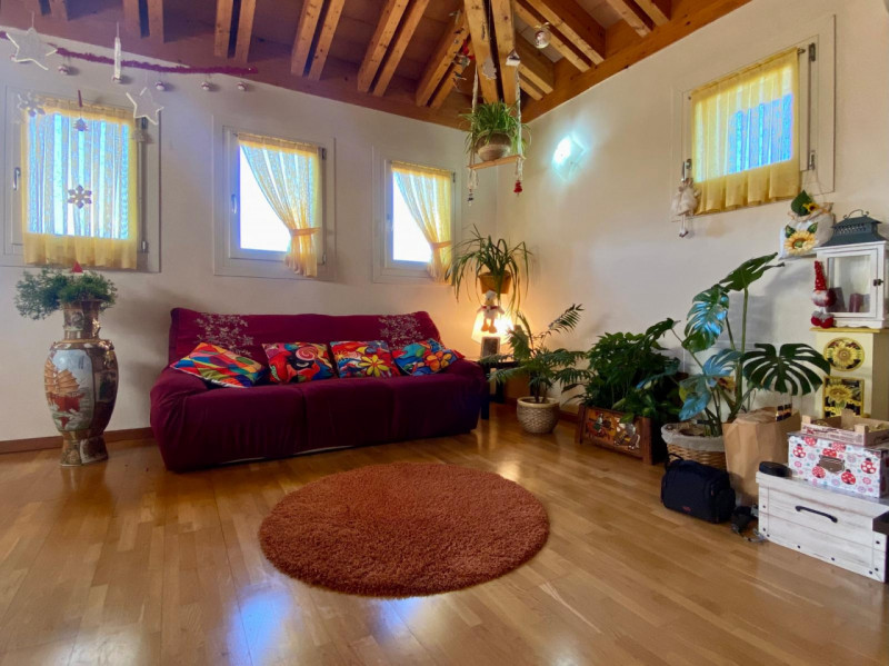 Immersa nel verde di Casale e situata a breve distanza dal centro di Vicenza, questa porzione di ...