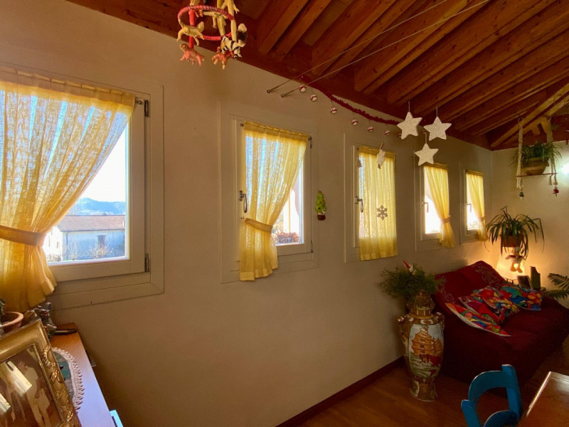 Immersa nel verde di Casale e situata a breve distanza dal centro di Vicenza, questa porzione di ...