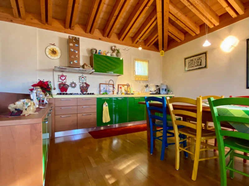 Immersa nel verde di Casale e situata a breve distanza dal centro di Vicenza, questa porzione di ...