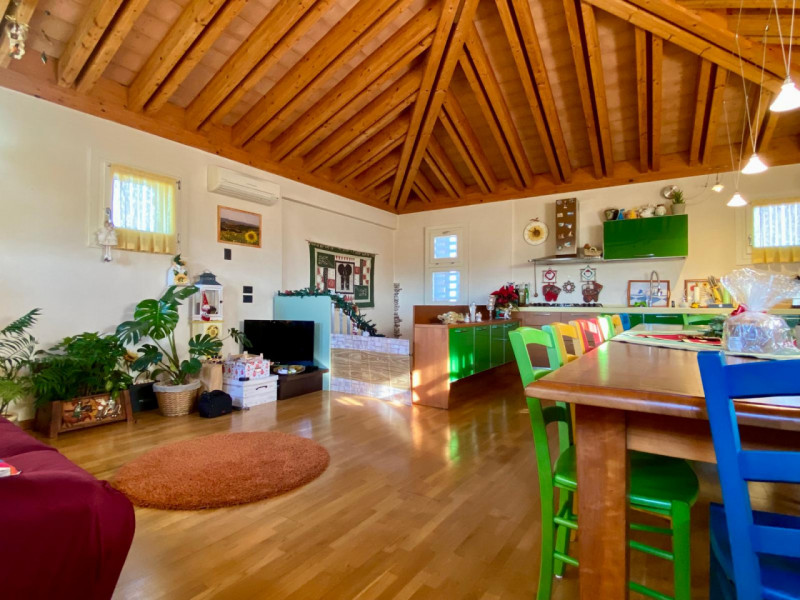 Immersa nel verde di Casale e situata a breve distanza dal centro di Vicenza, questa porzione di ...