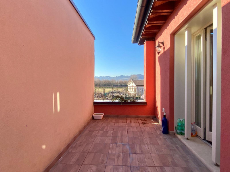 Immersa nel verde di Casale e situata a breve distanza dal centro di Vicenza, questa porzione di ...