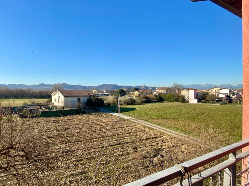 Immersa nel verde di Casale e situata a breve distanza dal centro di Vicenza, questa porzione di ...