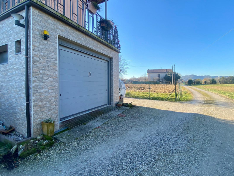 Immersa nel verde di Casale e situata a breve distanza dal centro di Vicenza, questa porzione di ...