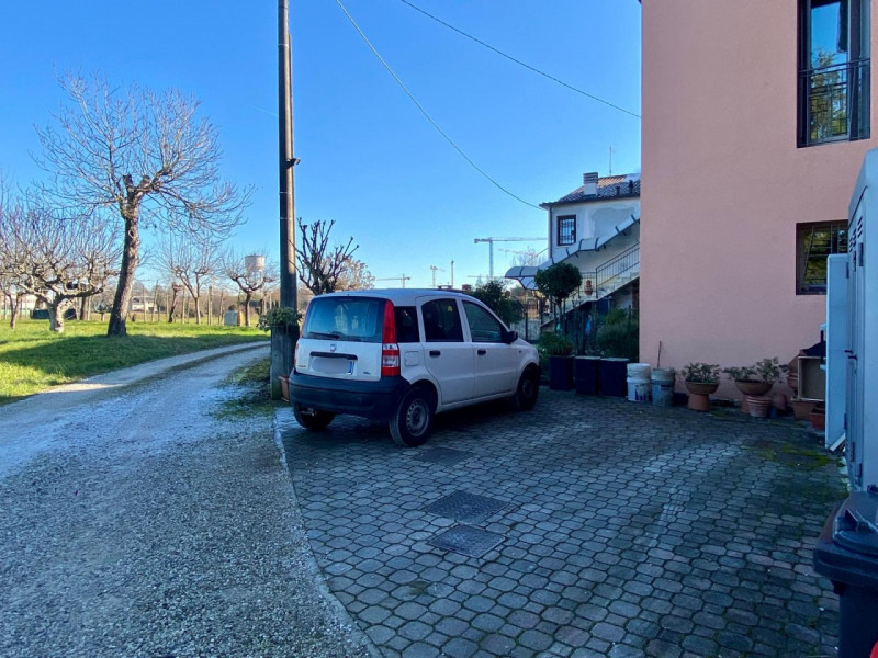 Immersa nel verde di Casale e situata a breve distanza dal centro di Vicenza, questa porzione di ...