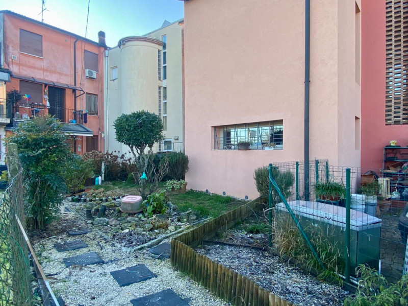 Immersa nel verde di Casale e situata a breve distanza dal centro di Vicenza, questa porzione di ...