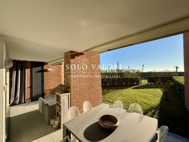 Scopri la tua nuova casa a ridosso del mare nel rinomato e prestigioso Residence Frontemar di Jes...