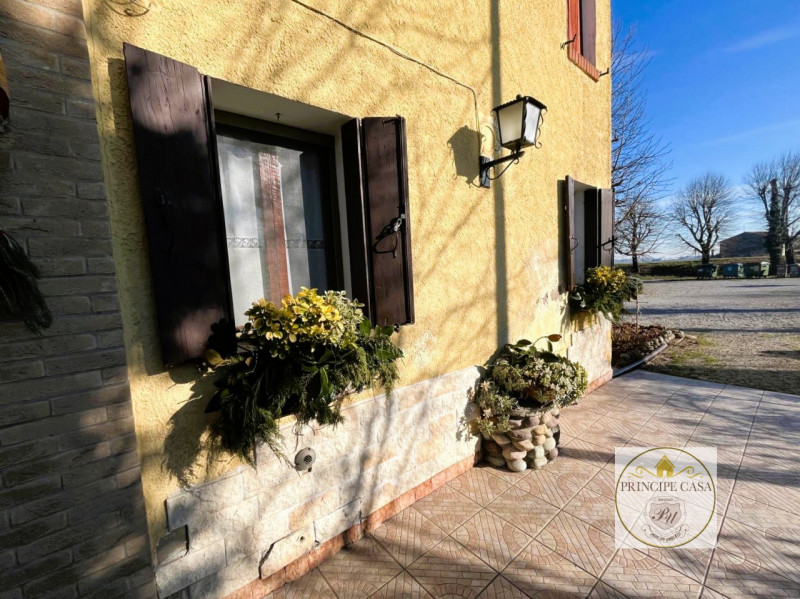 Riferimento immobile: HRS001 

A Vescovana immerso nella tranquillità della campagna veneta, vi p...