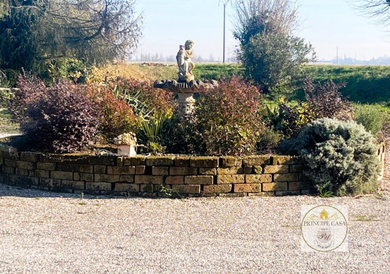 Riferimento immobile: HRS001 

A Vescovana immerso nella tranquillità della campagna veneta, vi p...