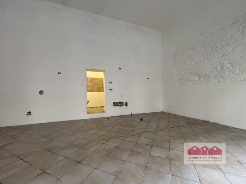 ZONA PONTE DEGLI ANGELI: UFFICIO/NEGOZIO PIANO TERRA E SEMINTERRATO, 100 MQ CON BAGNO. RISCALDAME...