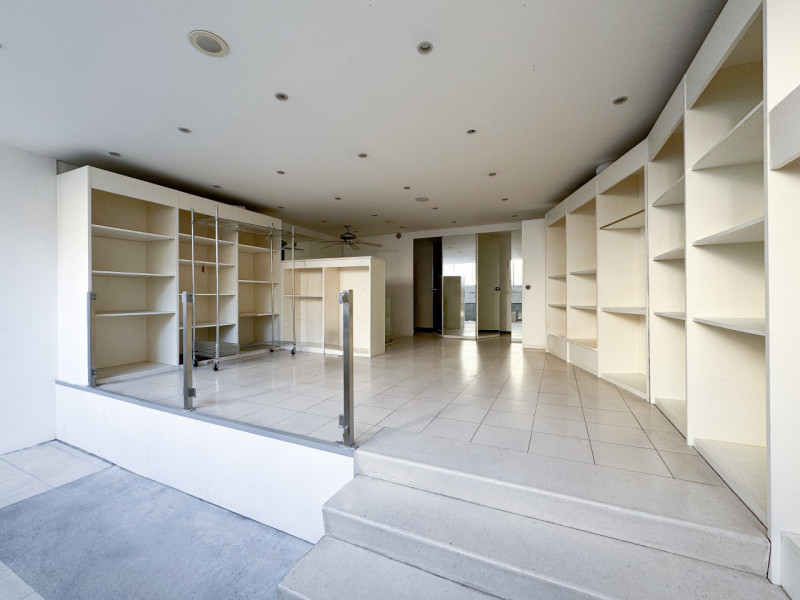 CENTRO STORICO - INTERNO CORSO PALLADIO: NEGOZIO DI CIRCA 150 MQ SU DUE LIVELLI. EURO  2.000. COD...