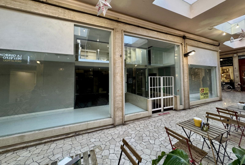 CENTRO STORICO - INTERNO CORSO PALLADIO: NEGOZIO DI CIRCA 150 MQ SU DUE LIVELLI. EURO  2.000. COD...