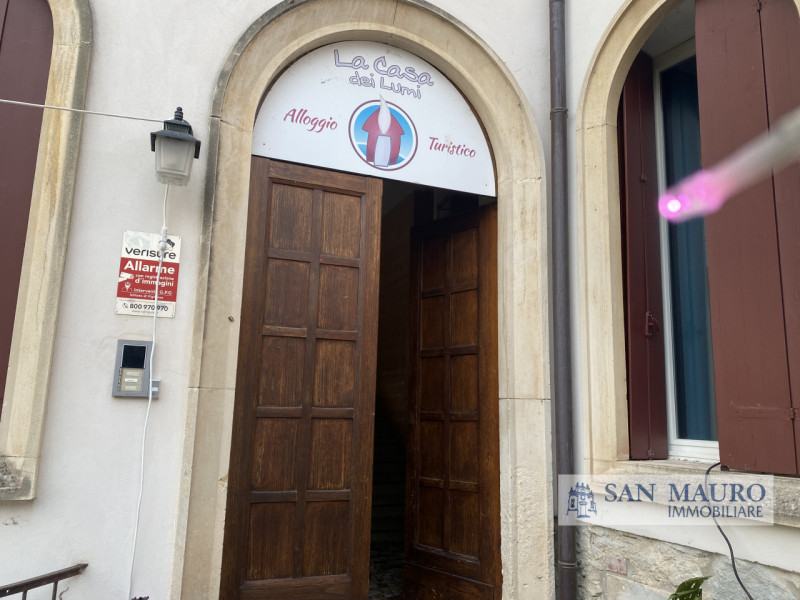 LONGARE - Lumignano: In piazza del paese proponiamo intero palazzetto tutto locato composto da: 1...