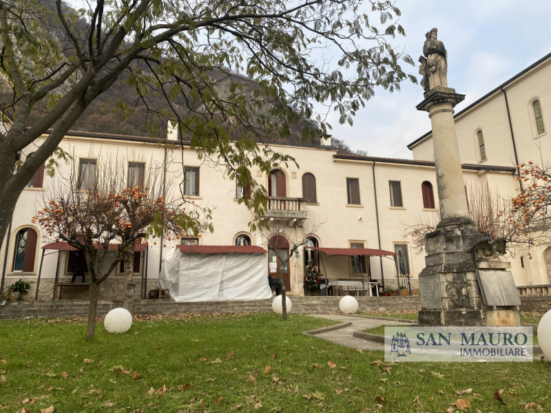 LONGARE - Lumignano: In piazza del paese proponiamo intero palazzetto tutto locato composto da: 1...