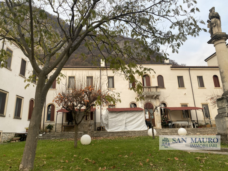 LONGARE - Lumignano: In piazza del paese proponiamo intero palazzetto tutto locato composto da: 1...