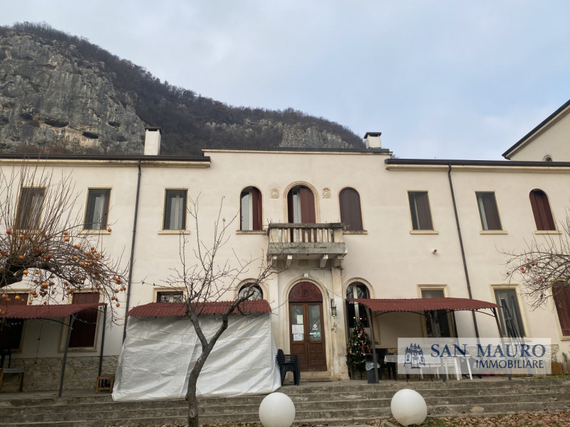 LONGARE - Lumignano: In piazza del paese proponiamo intero palazzetto tutto locato composto da: 1...