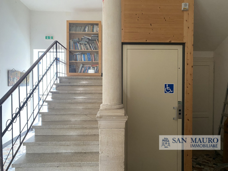 LONGARE - Lumignano: In piazza del paese proponiamo intero palazzetto tutto locato composto da: 1...