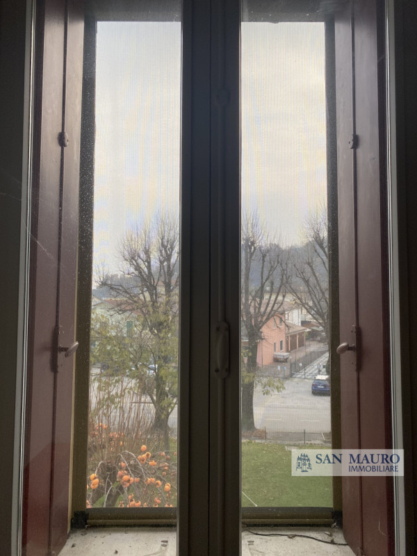 LONGARE - Lumignano: In piazza del paese proponiamo intero palazzetto tutto locato composto da: 1...