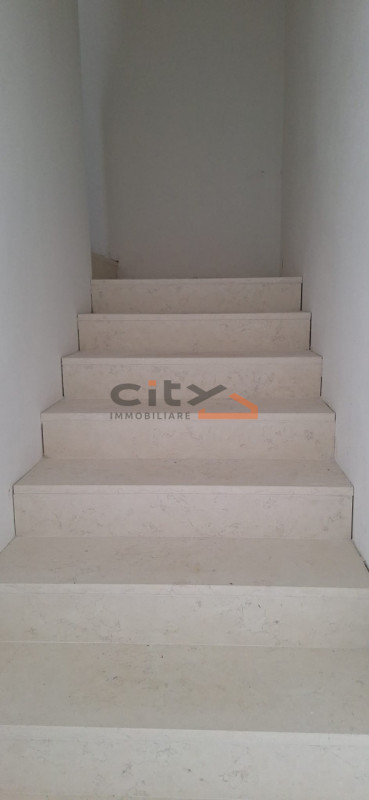 In un elegante contesto residenziale di nuove abitazioni a Romano d'Ezzelino, proponiamo moderne ...