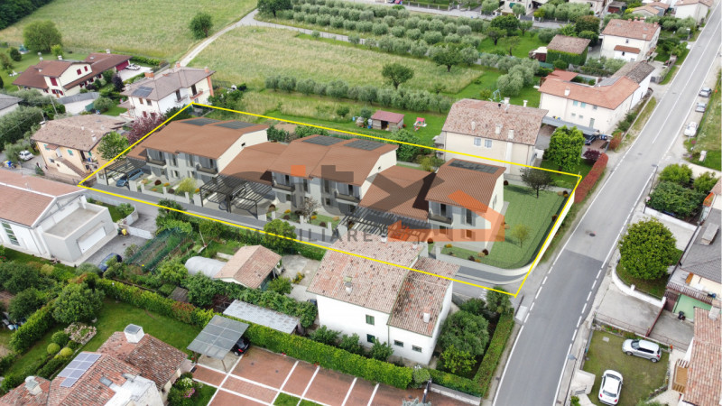 In un elegante contesto residenziale di nuove abitazioni a Romano d'Ezzelino, proponiamo moderne ...