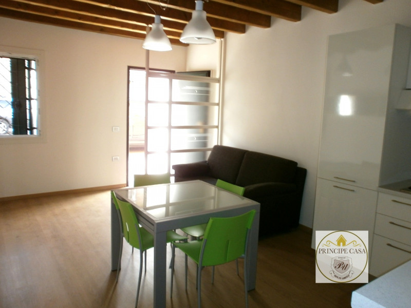 A pochi passi dal centro di Este, comodo ai servizi, proponiamo casa a schiera arredata con corti...