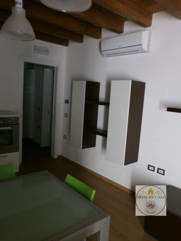A pochi passi dal centro di Este, comodo ai servizi, proponiamo casa a schiera arredata con corti...