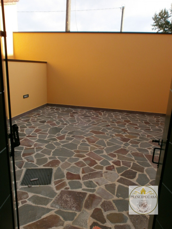 A pochi passi dal centro di Este, comodo ai servizi, proponiamo casa a schiera arredata con corti...