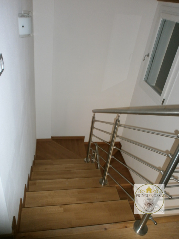 A pochi passi dal centro di Este, comodo ai servizi, proponiamo casa a schiera arredata con corti...