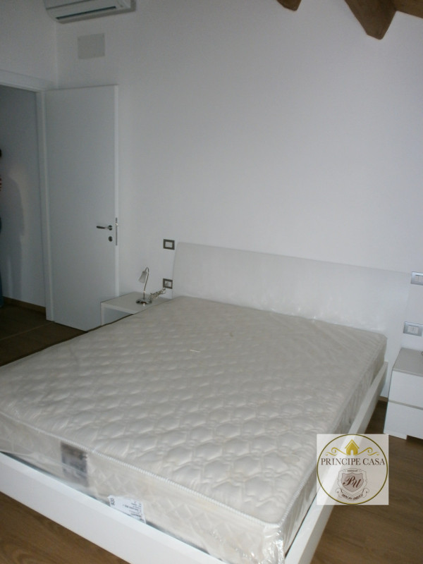 A pochi passi dal centro di Este, comodo ai servizi, proponiamo casa a schiera arredata con corti...
