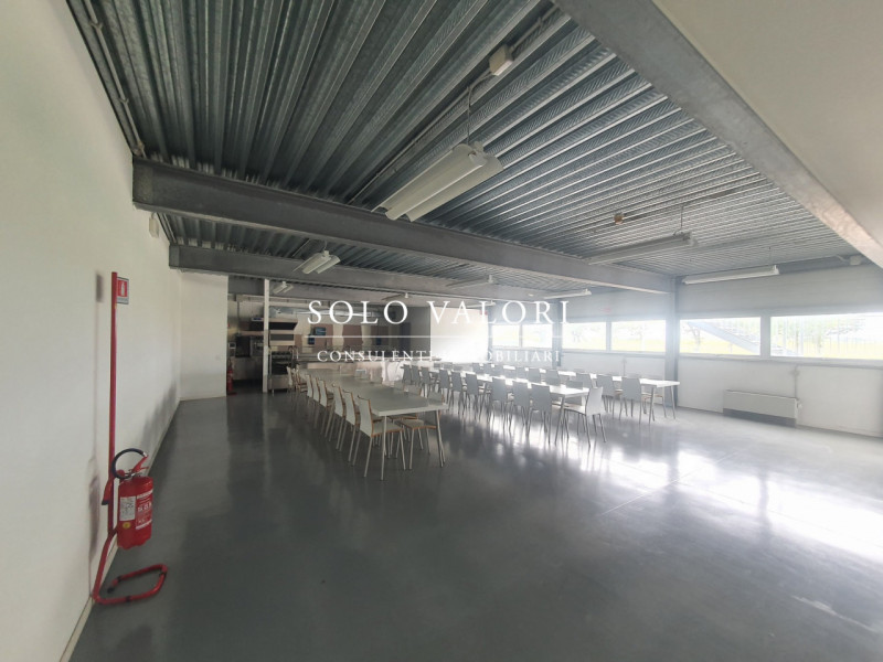 Rif. D202R (per info 393 1710719 Fabrizio). Solo Valori propone in locazione un capannone industr...