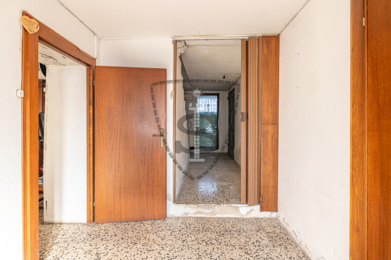 Nella tranquilla zona collinare di Salcedo, proponiamo in vendita una spaziosa casa a schiera di ...