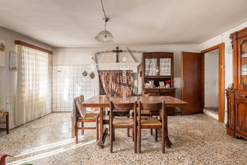 Nella tranquilla zona collinare di Salcedo, proponiamo in vendita una spaziosa casa a schiera di ...