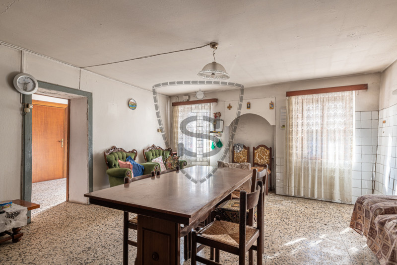 Nella tranquilla zona collinare di Salcedo, proponiamo in vendita una spaziosa casa a schiera di ...