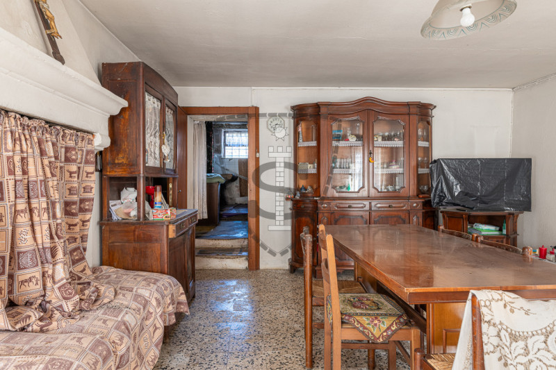 Nella tranquilla zona collinare di Salcedo, proponiamo in vendita una spaziosa casa a schiera di ...