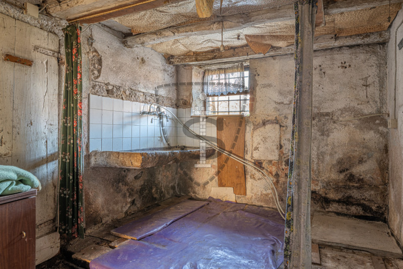 Nella tranquilla zona collinare di Salcedo, proponiamo in vendita una spaziosa casa a schiera di ...