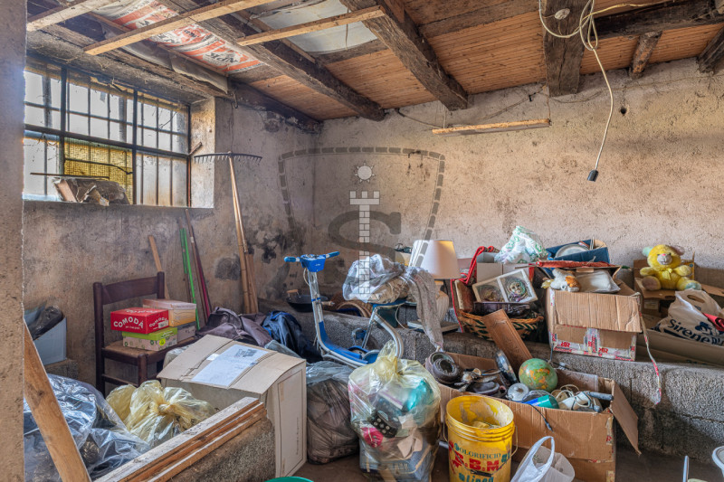 Nella tranquilla zona collinare di Salcedo, proponiamo in vendita una spaziosa casa a schiera di ...