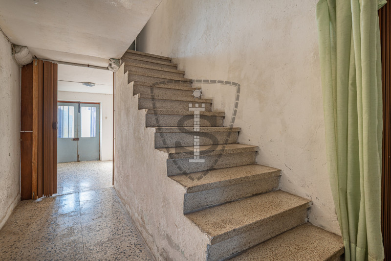 Nella tranquilla zona collinare di Salcedo, proponiamo in vendita una spaziosa casa a schiera di ...