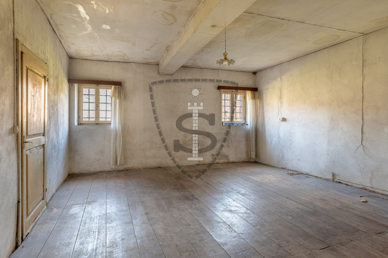 Nella tranquilla zona collinare di Salcedo, proponiamo in vendita una spaziosa casa a schiera di ...