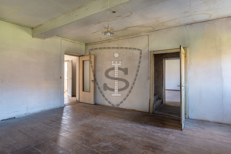 Nella tranquilla zona collinare di Salcedo, proponiamo in vendita una spaziosa casa a schiera di ...